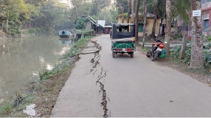 নবনির্মিত পাকা সড়ক ৬ মাসেই ধসে পড়েছে